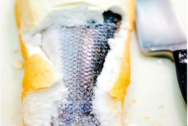 Запеченный в соли морской окунь