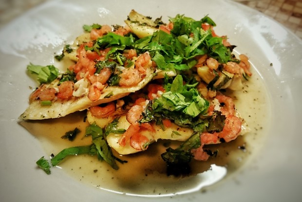 Запеченное филе трески с креветками и чесноком