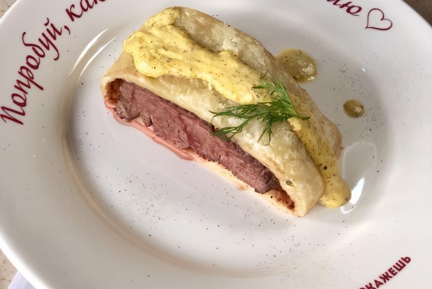 Запеченное мясо в тесте с горчицей