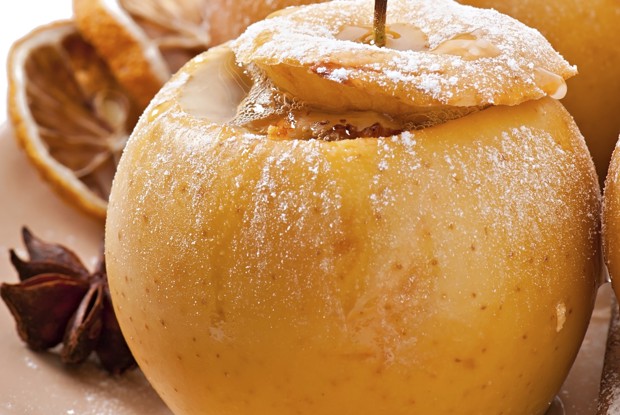 Запеченное яблоко с изюмом и овсянкой