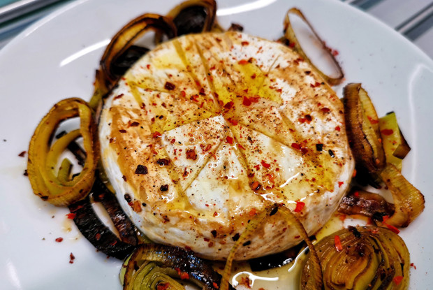 Запеченный камамбер с жареным луком