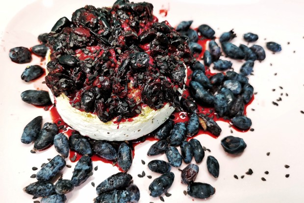 Запеченный камамбер с жимолостью