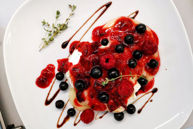 Запеченный камамбер с кисло-сладким соусом