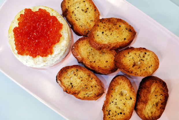 Запеченный камамбер с крутонами и икрой