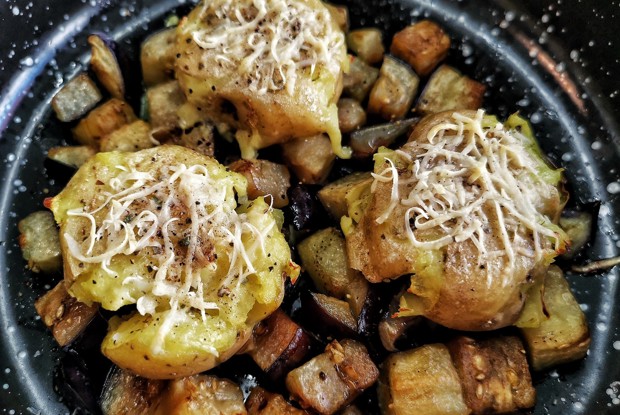 Запеченный картофель с сыром и баклажанами