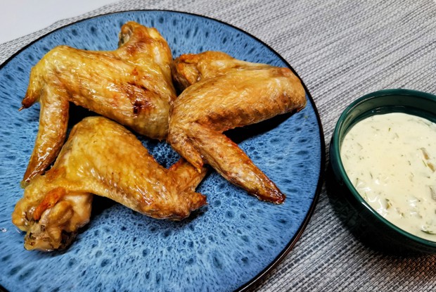 Запеченные куриные крылья с соусом тартар