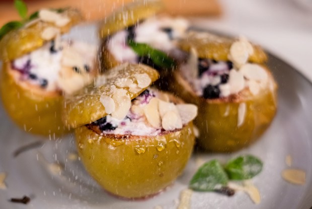 Запеченные яблоки с творогом и ягодами