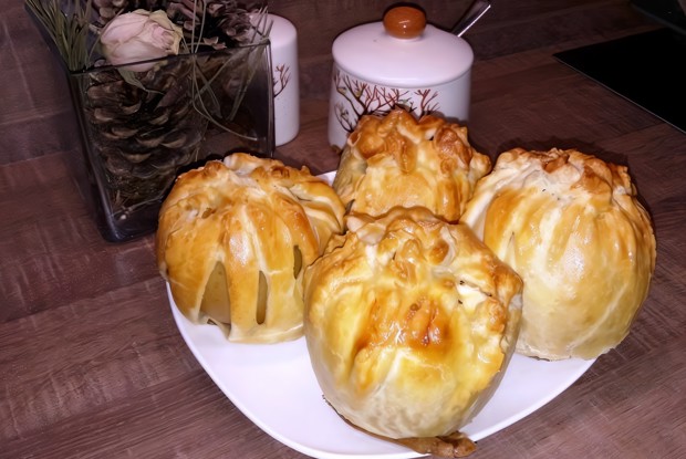 Запеченные яблоки в слоеном тесте