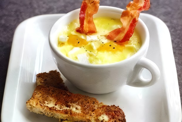 Запеченные яйца с грибами и сыром бри от шефа Джино Д'Акампо