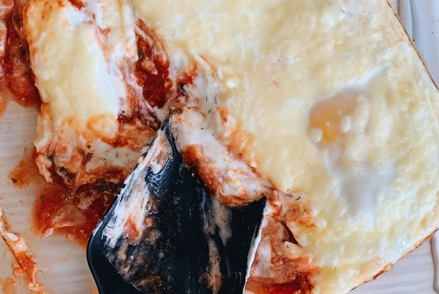 Запеченные яйца с сыром, томатами и базиликом