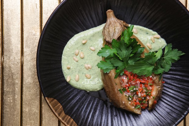 Запеченный баклажан с сальсой из томатов и соусом из зеленой тхины
