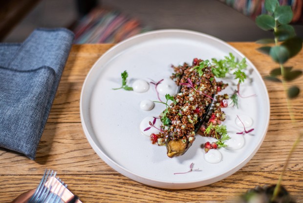 Запеченный баклажан с табуле из киноа и сметаной