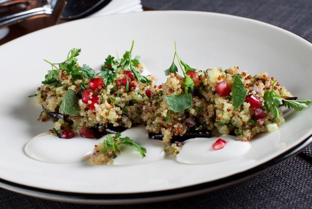 Запеченный баклажан с табуле из киноа