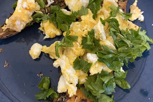 Запеченный батат со скрэмблом