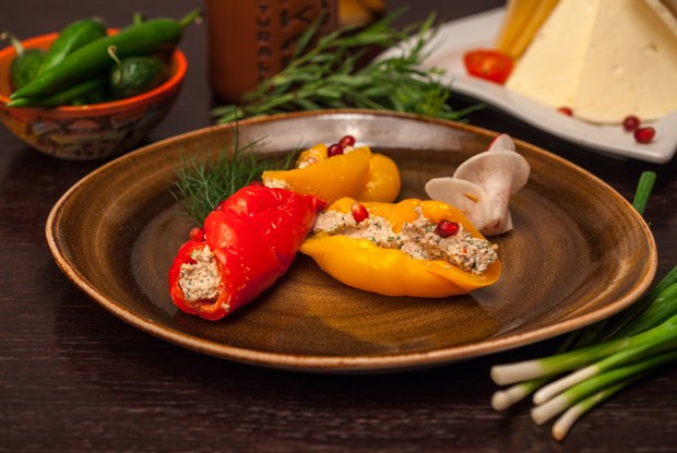 Запеченный болгарский перец с орехами и гранатом