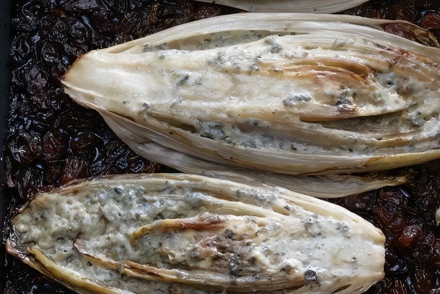 Запеченный цикорий с рокфором