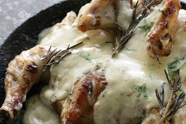 Запеченный цыпленок в соусе из маскарпоне с розмарином
