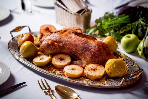 Запеченный гусь с яблоками