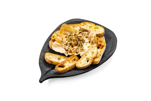 Запеченный камамбер с грушей и грецкими орехами