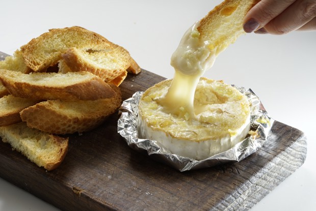 Запеченный камамбер с сухариками