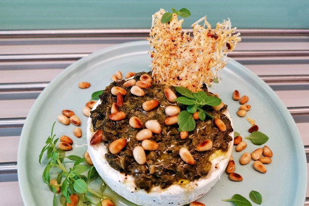 Запеченный камамбер со щавелем и базиликом