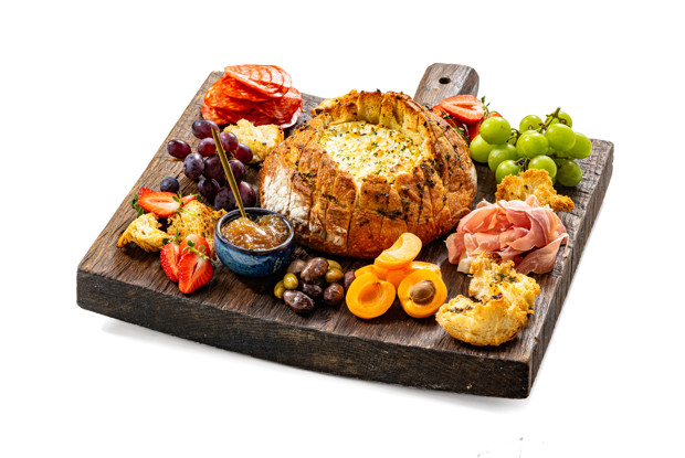 Запеченный камамбер в хлебе к вину