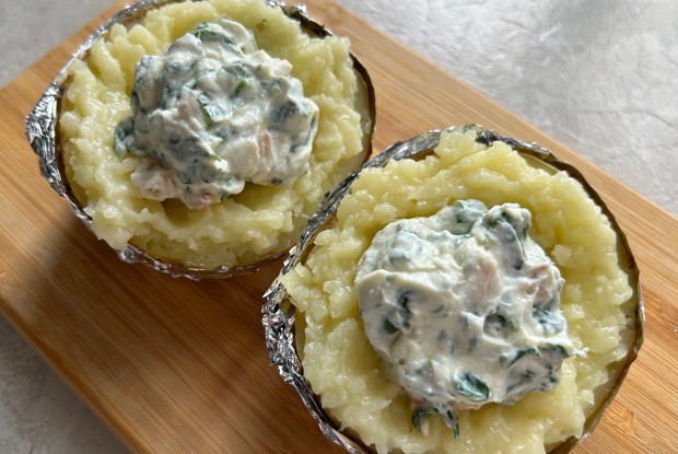 Запеченный картофель с семгой и шпинатом