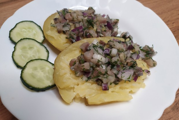Запеченный картофель с закуской из сельди