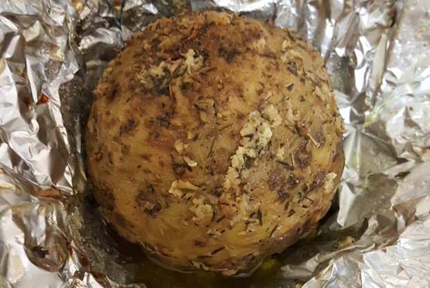 Запеченный корень сельдерея с грибным соусом