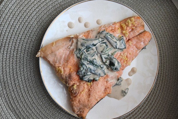 Запеченный лосось с соусом из кокосового молока и шпината