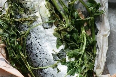 Запеченный на гриле лосось с зеленью