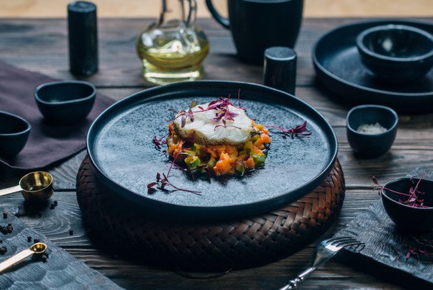 Запеченный стейк из малоглазого макруруса с овощным соте