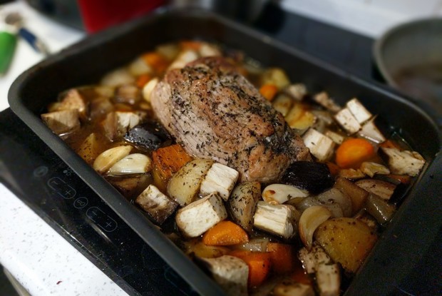 Запеченный свиной окорок с овощами