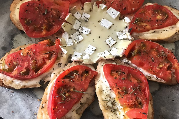 Запеченный сыр камамбер с багетом и прованскими травами