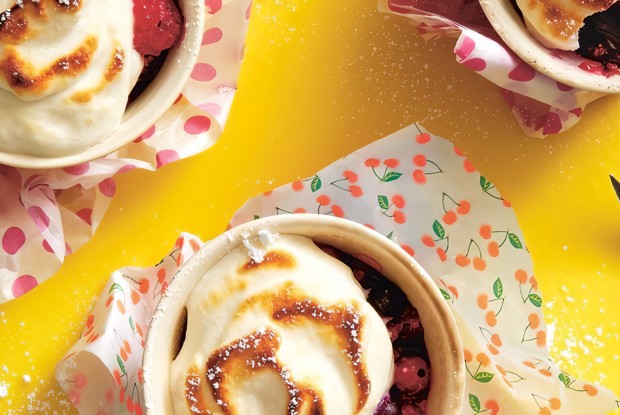 Запеченые ягоды с бисквитом и меренгой