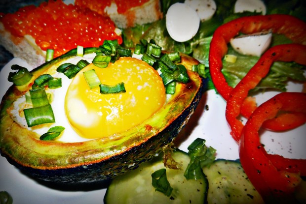 Запечённое в авокадо яйцо с сыром