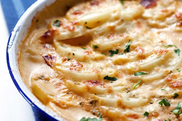 Запеканка из бекона, картофеля и моркови под сыром