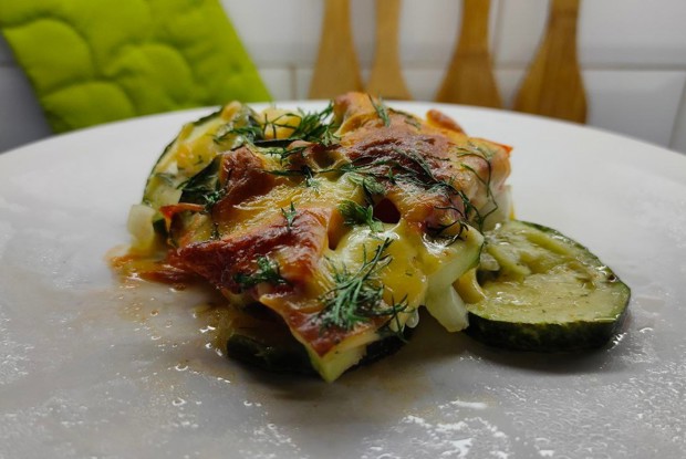 Запеканка из цукини с помидором, перцем и сыром