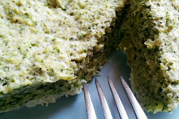 Запеканка из яичных белков, кальмаров и брокколи