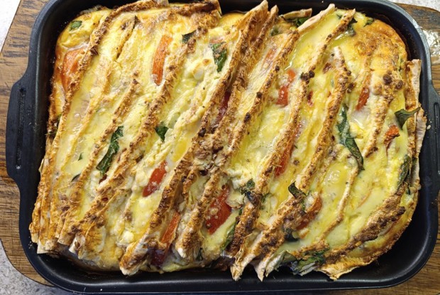 Запеканка из лаваша с помидором и шпинатом