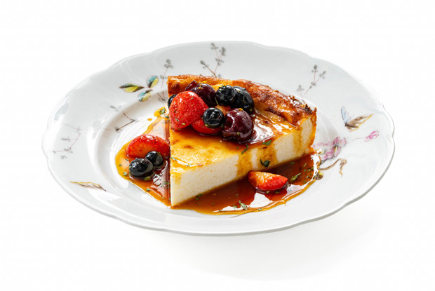 Запеканка из рикотты с ягодным соусом