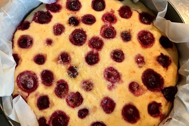 Запеканка из творога с вишней