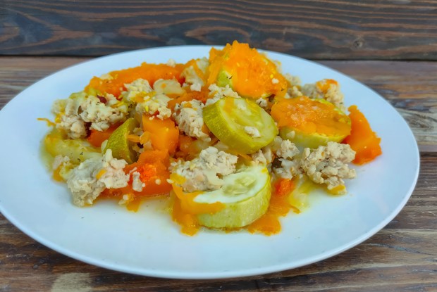 Запеканка из тыквы и кабачка с куриным фаршем