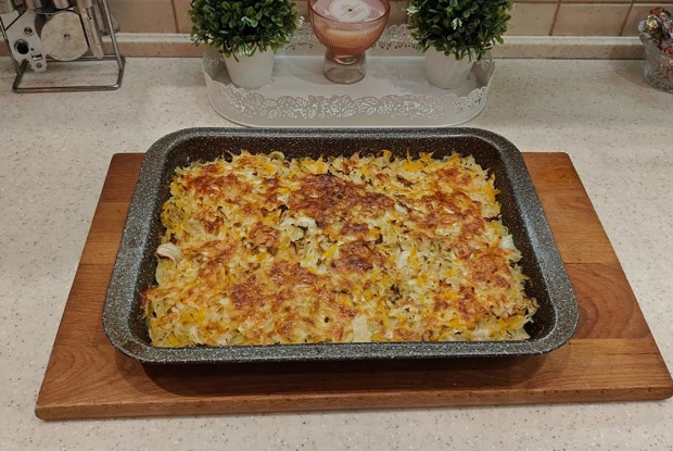 Запеканка с капустой и куриными бедрышками