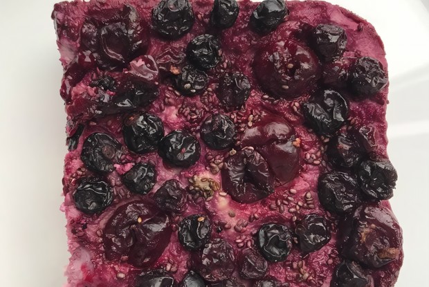 Запеканка с ягодами и кокосовой мукой