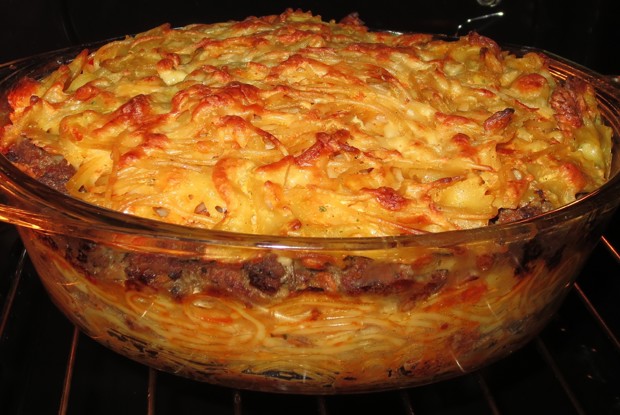 Запеканка со спагетти и мясной прослойкой