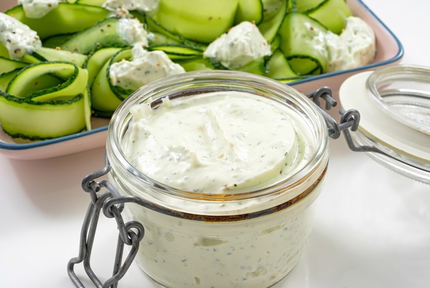 Заправка из феты с мятой для салата со свежими огурцами