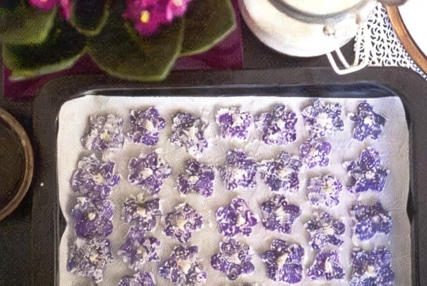 Засахаренные фиалки