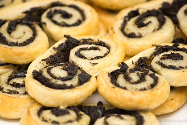 Завитки из слоеного теста с тапенадом