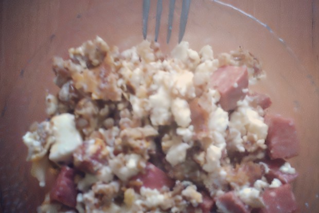 Завтрак по-мужски из жареной гречки с адыгейским сыром